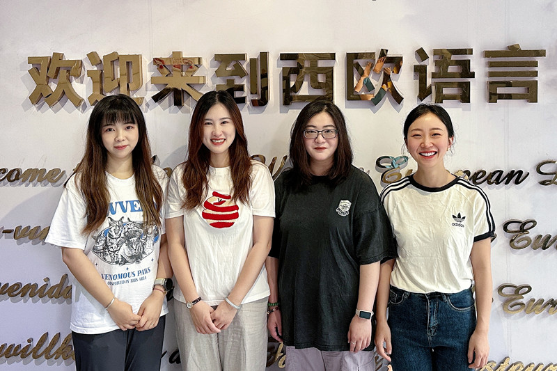 2025年6月16日，我校西欧语言搜狐体育意大利语专业叶萌教师团队（成员：顾茜 刘雨蒙 毛宏）凭借参赛课程《跨境电商意大利语》荣获第五届四川省高校教师教学创新大赛产教融合组三等奖 图片从左至右 叶萌 顾茜 刘雨濛 谭清月_副本.jpg