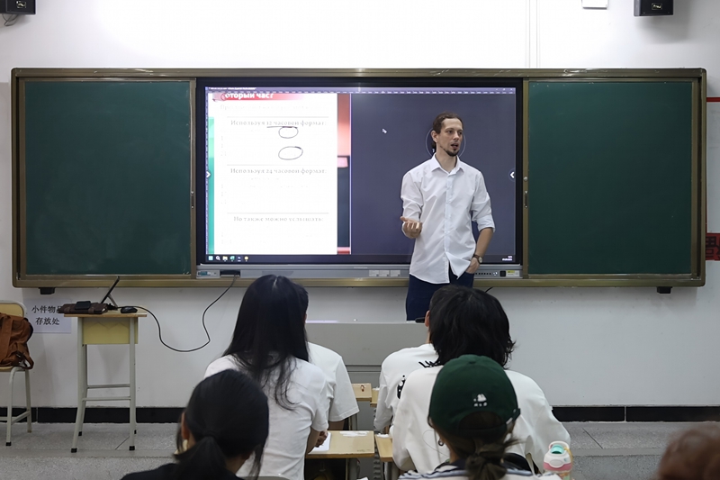 1俄语外教 杨文.jpg